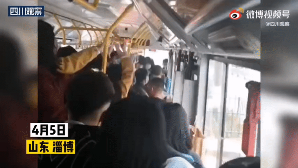 버스 안에서는 "저 인간을 가게 놔둬선 안 된다"는 승객들의 외침이 터져나왔다. [웨이보]