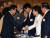 노무현 대통령이 13일 오전 서울신라호텔에서 열린 6.15 남북정상회담 5주년 기념 국제학술회의에 참석해 축사를 한 뒤 회의에 참석한 박근혜 한나라당 대표를 비롯한 각당 대표들과 인사를 나누고 있다.
