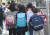 수도권의 거리두기 2단계가 현행 유지된 9일 서울의 한 초등학교에서 학생들이 등교를 하고 있다. 뉴스1