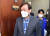 도종환 더불어민주당 비상대책위원장이 11일 국회에서 열린 비공개 비상대책위원회의에 참석하고 있다. 오종택 기자