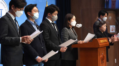 '반성한다' 조국 건드린 죄…與초선에 "배은망덕" 문자폭탄