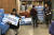 미국 워싱턴 주 타코마에 있는 한 대형마트에서 이용객들이 매장에 갓 도착한 휴지를 구매하고 있다. AP=연합뉴스