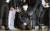 서울 노원구 아파트에서 '세 모녀'를 살해한 혐의를 받는 김태현이 9일 오전 검찰로 송치되기 위해 서울 도봉경찰서에서 나오다 무릎을 꿇고 피해자들에게 사죄하고 있다. 연합뉴스