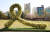 인천시교육청 중앙잔디광장에 설치된 세월호 참사 추모 리본을 상징하는 대형 토피어리. 인천시교육청