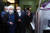 지난 10일 핵기술의 날 행사에서 이란 대통령인 하산 로하니(왼쪽)가 이란 핵기구 수장의 설명을 듣는 모습 [EPA=연합뉴스]