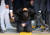 노원 세모녀 살인사건 피의자 김태현이 9일 오전 서울 도봉구 도봉경찰서에서 검찰 송치 전 취재진의 질문에 답하며 무릎을 꿇은 채 고개를 숙이고 있다. 뉴시스
