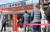 지난달 16일 오전 서울 노원구의 복권 판매점 앞에 복권을 사기 위한 시민들이 줄을 서 있다. 뉴스1
