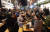 영국 런던 시민들이 12일(현지시간) 소호거리의 야외 식당에서 음식을 먹고 술을 마시고 있다. 영국은 이날부터 코로나 19 방역을 위한 봉쇄조치를 완화해 야외 업소들이 일제히 영업을 재개했다. EPA=연합뉴스