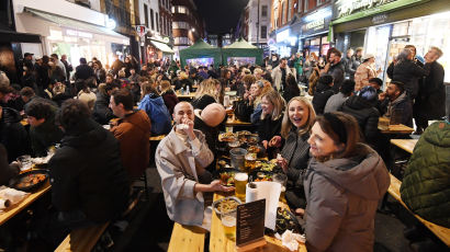 "영국 코로나 집단면역 도달", 야외 식당 영업재개로 활기 넘쳐 