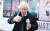 영국 보리스 존슨 총리가 지난 7일 아이스크림을 먹고 있다. 봉쇄령 탓에 미용실에서 손질을 받지 못해 그의 머리는 이때까지도 덥수룩했다. [AFP=연합뉴스]