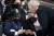 조 바이든 미국 대통령이 13일(현지시각) 연방의사당 로툰다홀에서 열린 윌리엄 에번스 경관 추모식에 참석해 아들 로간에게 백악관 동전을 선물하고 있다. 아들이 쓴 모자는 아버지의 것이다. AP=연합뉴스