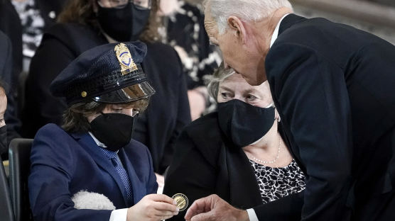 바이든 美 대통령 의사당 경관 추모식 참석, 아들에게 동전 선물