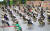14일 서울 동작구 사당종합체육관에 마련된 코로나19 접종센터에서 어르신들이 예진실 앞에 앉아 화이자 백신 접종 순서를 기다리고 있다. 사진 동작구, 연합뉴스