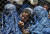 아프가니스탄 수도 카불의 여성. 이들이 착용한 푸른색 부르카는 무슬림 원리주의자들 사이에선 반드시 착용해야 하지만 영미권에선 여성 차별의 아이콘으로 여겨지고 있다. 로이터=연합뉴스 