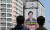 오세훈 서울시장이 임기를 시작한 지난 8일 서울 은평구 한 아파트 외벽에 선거 현수막이 걸려 있다. 연합뉴스