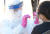 7일 오전 울산 남구의 한 초등학교에 마련된 코로나19 임시 현장 선별진료소에서 학생이 검사를 받고 있다. 뉴시스