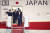 스가 요시히데 일본 총리가 15일(현지시간) 조 바이든 미국 대통령과 회담을 하기 위해 미국 앤드루스 공항에 도착해 비행기에서 내리고 있다. [AP=연합뉴스]