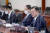 문재인 대통령이 15일 청와대 본관에서 열린 확대경제장관회의에서 발언하고 있다. 뉴스1