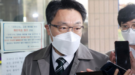 文, 공수처 검사 13명 임명…조국 사건 변호인도 포함됐다