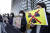 대학생기후행동 회원들이 14일 오전 서울 종로구 일본대사관 건물 앞에서 일본 정부의 후쿠시마 원전 오염 방출을 규탄하는 기자회견을 하고 있다. 김성룡 기자