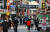 지난 2월 3일 오후 서울 광진구 건대맛의거리에 '정부의 사회적 거리두기'를 비판하는 검은색 현수막이 걸려 있다. 뉴스1