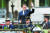 지난 2017년 5월 14일 취임식 뒤 파리 샹젤리제 거리에서 시민들에게 손을 흔드는 에마뉘엘 마크롱 프랑스 대통령. [로이터=뉴스1]