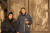 러시아 작가 프로보이닉(사진 오른쪽)과 그가 한국 영화 ‘더스트맨’ 촬영 당시 먼지 쌓인 트럭에 다시 그린 ‘기도하는 손’. [사진 한국예술종합학교]