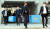 전직 인천시의회 의원의 투기 의혹을 수사 중인 인천경찰청 경찰관들이 4월 5일 오후 인천시 남동구 인천시청에서 압수한 압수품을 들고 청사를 나오고 있다. 연합뉴스