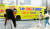 개인투자자 모임인 한국주식투자연합회(한투연)가 2월 서울 세종로에서 공매도 반대 운동을 위해 '공매도 폐지', '금융위원회 해체' 등의 문구를 부착한 버스를 운행하고 있다. 연합뉴스