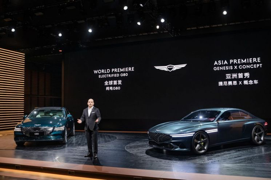 마커스 헨네 제네시스 중국법인장은 19일 "중국에서 G80 전기차 모델(사진 왼쪽)을 세계 최초로 공개하는 건 중국 시장에 대한 제네시스 브랜드의 의지"라고 말했다. [사진 제네시스 유튜브 계정 캡처]