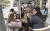 19일(현지시각) 이스라엘 예루살렘 벤 예후다 거리의 한 야외 카페에서 시민들이 카메라를 보고 인사하고 있다. 12명이 모였다. 사진 이강근 현지교민
