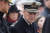 2016년 11월 10일 영국 런던의 웨스트민스터 사원 앞에서 손자인 해리 왕자(왼쪽)와 함께 서잇는 필립공. 가슴에 전쟁의 희생자를 기리는 빨간 개양귀비 모양의 조화를 달고 있다. 복장은 영국 해군 정장이다. 영국은 매년 1차대전 종전기념일인 11월 11일에서 가장 가까운 주말에 추모 행사를 연다. 로이터=연합뉴스 