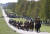 지난 4월 17일 영국 근위 기마 포병대가 필립공 장례식 조포 발사를 위해 윈저성으로 이어지는 '롱 워크'를 지나고 있다. 윈저 성 주변의 풀밭 사이에 난 긴 길이다. AP=연합뉴스 