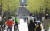 지난 11일 오후 서울 성동구 서울숲에서 봄나들이에 나선 시민들이 산책로를 걷고 있다. 연합뉴스