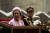 1977년 6월 7일 엘리자베스 2세 여왕의 즉위 25주년 행사를 런던 길드홀(시청)에서 마치고 마차를 타고 버킹엄궁으로 돌아오는 모습이다. AP=연합뉴스 