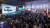 모터쇼 관객들이 기아의 첫 전용 전기차 EV6 발표회에서 설명을 듣고 있다. [사진 현대차]