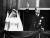 1947년 11월 20일 영국 엘리자베스 공주와 필립공이 결혼식을 마치고 버킹엄 궁전의 바로니에서 축하객들에서 손을 흔들고 있다. 왕족 간 정략 결혼이 일반적이던 시절 이들은 스스로 선택헤 연애 결혼을 했다. AP=연합뉴스 