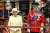 2012년 6월 16일 영국의 엘리자베스 2세 여왕과 필립공 부부가 버킹엄 궁전 앞을 행진하는 의장대를 사열하고 있다. 이날 여왕 경호부대가 매년 여는 여왕 생일 축하 행진이 진행됐다. 여왕의 실제 생일은 4월 21일이지만 축하 행사는 통상 6월에 진행된다. AP=연합뉴스