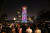 하이커우(海口) 시민들이 2월 19일 대형 조명쇼를 감상하고 있다. [신화=연합뉴스]