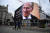 영국 수도 런던의 중심지인 피카딜리 서커스 앞에 있는 광고판이 필립공의 대형 추모 사진을 보여주고 있다. 필립공이 세상을 떠난 다음날인 지난 4월 10일의 모습이다. EPA=연합뉴스 