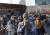 뉴욕 시민 지브릴 모리스(가운데)가 20일 뉴욕 브루클린의 바클레이 센터 앞에서 데릭 쇼빈의 유죄 평결 소식을 듣고 기뻐하고 있다. 로이터=연합뉴스