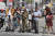 이스라엘 텔아비브 횡단보도 앞에서 18일 마스크를 쓰지 않은 사람들. [신화통신=연합뉴스] 