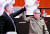 일당 독재 국가인 쿠바의 최고 권력자 라울 카스트로 공산당 총서기(오른쪽)가 8차 전당대회 마지막 날인 19일 후임 총서기가 된 디아스카넬 대통령의 손을 들어주고 있다. [AFP=연합뉴스]