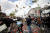 미니애폴리스 시민들이 20일 조지 플로이드 광장에서 쇼빈에 대한 유죄 평결 소식을 전해 듣고 기뻐하고 있다. 로이터=연합뉴스
