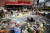 한 미니애폴리스 시민이 20일 쇼빈에 대한 유죄 평결 직후 조지 플로이드 광장에 꽃을 놓고 있다. 로이터=연합뉴스