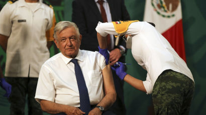 멕시코 대통령, 기자회견 중 아스트라제네카 백신 접종