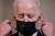 조 바이든 미국 대통령이 20일 백악관에서 데릭 쇼빈의 유죄 평결에 대한 입장을 밝히기에 앞서 마스크를 벗고 있다. 로이터=연합뉴스