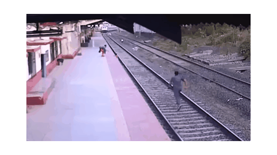 열차 충돌 몇초전, 미친듯 뛰었다…6세 아이 구한 '수퍼맨'
