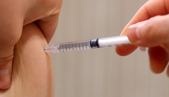 AZ 백신 맞은뒤 또 사지마비·두통…이번엔 20대 공무원