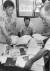 1994년 8월 8일 서울서대문경찰서 관계자들이 김일성 회고록 '세기와 더불어'를 불법 발간하려 한 혐의로 서울 망원동 도서출판 '가서원'에 대한 압수수색 영장을 집행하고 있다. 중앙포토